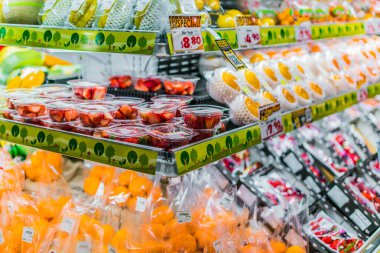 SINGAPORE - MAR 3, 2020: Bir süpermarkette satışa sunulan gıda ürünlerinin çeşitliliği