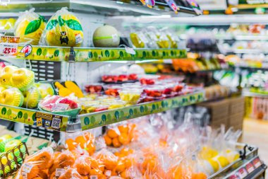 SINGAPORE - MAR 3, 2020: Bir süpermarkette satışa sunulan gıda ürünlerinin çeşitliliği