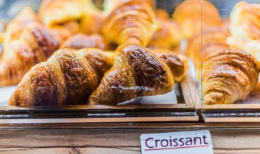 Taze kruvasanlar bir pastaneye satışa çıkarıldı..