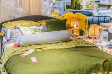 Singapur - Mar 4, 2020: Mobilya ve ev eşyaları tasarlayan ve satan çok uluslu bir grup olan Ikea mağazasının içi