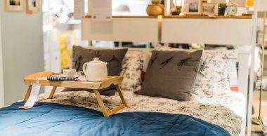 Singapur - Mar 4, 2020: Mobilya ve ev eşyaları tasarlayan ve satan çok uluslu bir grup olan Ikea mağazasının içi