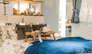 Singapur - Mar 4, 2020: Mobilya ve ev eşyaları tasarlayan ve satan çok uluslu bir grup olan Ikea mağazasının içi