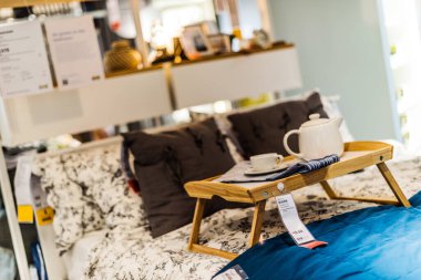 Singapur - Mar 4, 2020: Mobilya ve ev eşyaları tasarlayan ve satan çok uluslu bir grup olan Ikea mağazasının içi