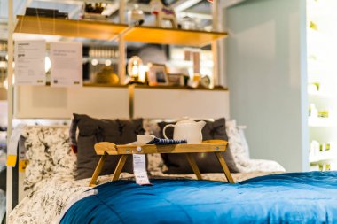 Singapur - Mar 4, 2020: Mobilya ve ev eşyaları tasarlayan ve satan çok uluslu bir grup olan Ikea mağazasının içi