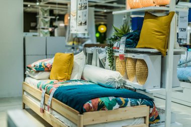 Singapur - Mar 4, 2020: Mobilya ve ev eşyaları tasarlayan ve satan çok uluslu bir grup olan Ikea mağazasının içi