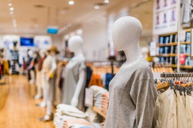 SINGAPORE - MAR 4, 2020: Kadın kıyafetlerini gösteren mankenlerle moda mağazasının içi