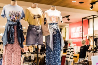 SINGAPORE - MAR 4, 2020: Kadın kıyafetlerini gösteren mankenlerle moda mağazasının içi