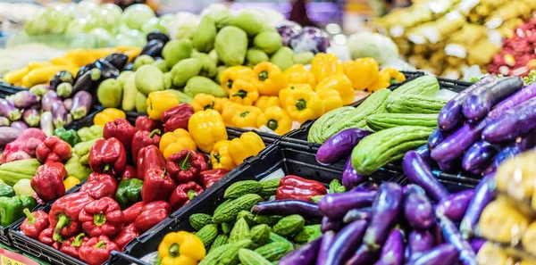 Produtos Hortícolas Frescos Sortidos Colocados Venda Supermercado — Fotografia de Stock