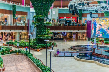 DOHA, Katar - 25 Şubat 2020: El Rayyan, Doha, Katar 'ın Rawdat Al Jahhaniya ilçesinde bulunan Katar Alışveriş Merkezi