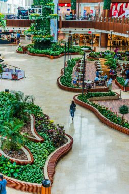 DOHA, Katar - 25 Şubat 2020: El Rayyan, Doha, Katar 'ın Rawdat Al Jahhaniya ilçesinde bulunan Katar Alışveriş Merkezi