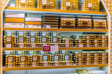 DOHA, Katar - 28 Şubat 2020: Katar 'ın Doha kentindeki Hamad Uluslararası Havalimanı' nda satışa sunulan Ferrero Rocher 'ın özel çikolata tatlısı kutuları