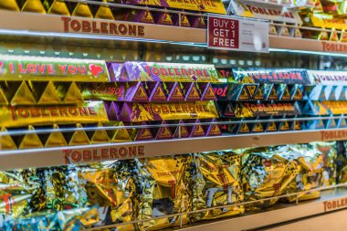 DOHA, Katar - 28 Şubat 2020: Katar 'ın Doha kentindeki Hamad Uluslararası Havalimanı' nda satılan bir İsviçre çikolatası markası olan Toblerone çikolataları