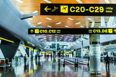 DOHA, Katar - MAR 7, 2020: Doha, Katar 'daki Hamad Uluslararası Havalimanı