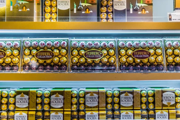 Doha Qatar Feb 2020 Pudełka Słodyczy Czekoladowych Premium Ferrero Rocher — Zdjęcie stockowe