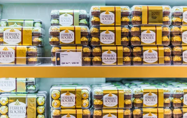 Doha Qatar Feb 2020 Krabice Čokoládových Bonbonů Ferrero Rocher Nabízených — Stock fotografie