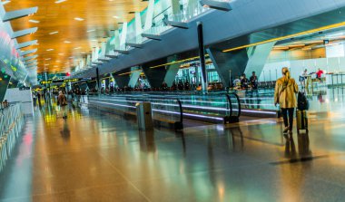 DOHA, Katar - MAR 7, 2020: Doha, Katar 'daki Hamad Uluslararası Havalimanı