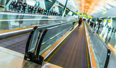 DOHA, Katar - MAR 7, 2020: Doha, Katar 'daki Hamad Uluslararası Havalimanı