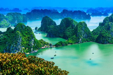Vietnam 'daki Ha Long Körfezi' nin panoramik manzarası..