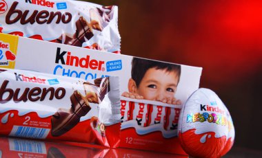POZNAN, POL - 9 APR 2020: Kinder Çikolata Ürünleri, İtalyan şekerleme şirketi Ferrero tarafından üretilen bir şekerleme markası.