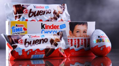 POZNAN, POL - 9 APR 2020: Kinder Çikolata Ürünleri, İtalyan şekerleme şirketi Ferrero tarafından üretilen bir şekerleme markası.