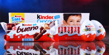 POZNAN, POL - 9 APR 2020: Kinder Çikolata Ürünleri, İtalyan şekerleme şirketi Ferrero tarafından üretilen bir şekerleme markası.