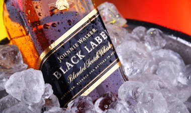 POZNAN, POL - 16 APR 2020: Bir şişe Johnnie Walker Black Label ezilmiş buzla kovada
