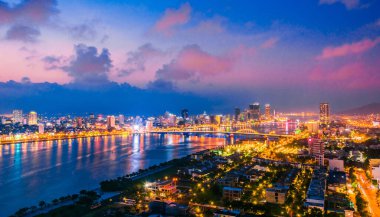 Da Nang, Vietnam - 3 Ekim 2019: Vietnam 'ın Güney Merkez Kıyısı' ndaki Han Nehri üzerinde Da Nang 'in Gece Görüşü