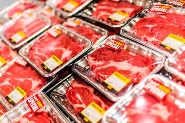 SINGAPORE - MAR 3, 2020: Süpermarketteki ticari bir buzdolabında satılığa çıkarılan et ürünlerinin çeşitliliği