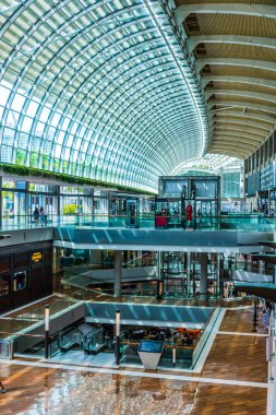 Singapur - Mar 2, 2020: Singapur 'daki Marina Bay Sands Dükkanlarının İçi