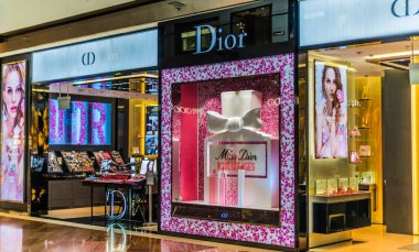 SINGAPORE - MAR 5, 2020: Singapur alışveriş merkezindeki Dior mağazasının ön girişi