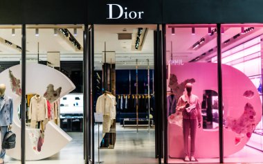 SINGAPORE - MAR 5, 2020: Singapur alışveriş merkezindeki Dior mağazasının ön girişi