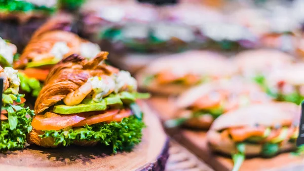 Świeżo Przygotowane Kanapki Sprzedawane Restauracji Fast Food — Zdjęcie stockowe