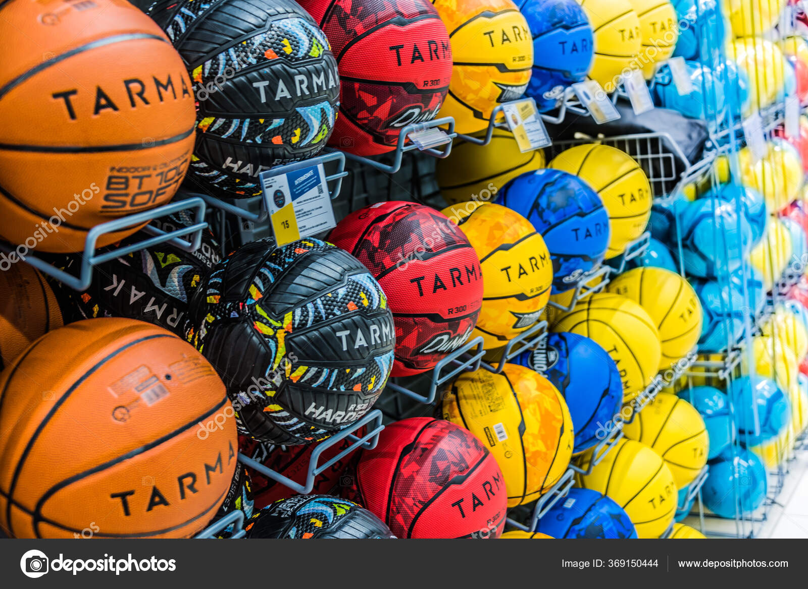 Singapore Mar 2020 Bolas Basquete Tarmak Colocadas Venda Loja Decathlon —  Fotografia de Stock Editorial © monticello #369150444