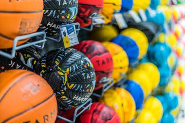 SINGAPORE - MAR 6, 2020: Tarmak basketbol topları Singapur 'daki dekatlon mağazasında satışa sunuldu