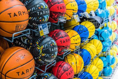 SINGAPORE - MAR 6, 2020: Tarmak basketbol topları Singapur 'daki dekatlon mağazasında satışa sunuldu