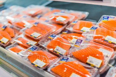 SINGAPORE - MAR 3, 2020: Ticari bir buzdolabında satışa sunulan önceden paketlenmiş somon filetoları