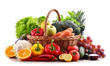 Hasır sepetteki çeşitli organik sebzeler ve meyveler beyaz arka planda izole edilmiş..