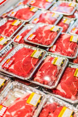 SINGAPORE - MAR 3, 2020: Süpermarketteki ticari bir buzdolabında satılığa çıkarılan et ürünlerinin çeşitliliği