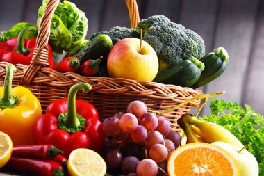 Çeşitli organik sebzeler ve meyvelerle kompozisyon.