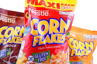 POZNAN, POL - 17 APR 2020: İsviçre merkezli Vevey, Vaud, İsviçre merkezli bir gıda ve içecek şirketi olan Nestle tarafından üretilen mısır gevreği paketleri