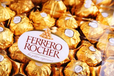 POZNAN, POL - 16 APR 2020: İtalyan çikolatacı Ferrero SpA tarafından üretilen Ferrero Rocher prim çikolatalı tatlılar, yılda yaklaşık 3,6 milyar ülkede satılmaktadır.