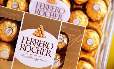 POZNAN, POL - 16 APR 2020: İtalyan çikolatacı Ferrero SpA tarafından üretilen Ferrero Rocher prim çikolatalı tatlılar, yılda yaklaşık 3,6 milyar ülkede satılmaktadır.