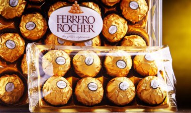 POZNAN, POL - 16 APR 2020: İtalyan çikolatacı Ferrero SpA tarafından üretilen Ferrero Rocher prim çikolatalı tatlılar, yılda yaklaşık 3,6 milyar ülkede satılmaktadır.