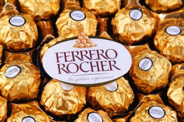 POZNAN, POL - 16 APR 2020: İtalyan çikolatacı Ferrero SpA tarafından üretilen Ferrero Rocher prim çikolatalı tatlılar, yılda yaklaşık 3,6 milyar ülkede satılmaktadır.