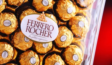 POZNAN, POL - 16 APR 2020: İtalyan çikolatacı Ferrero SpA tarafından üretilen Ferrero Rocher prim çikolatalı tatlılar, yılda yaklaşık 3,6 milyar ülkede satılmaktadır.