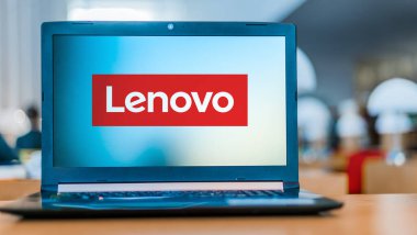 POZNAN, POL - 24 MAR 2020: Pekin, Çin merkezli çok uluslu teknoloji şirketi Lenovo 'nun logosunu gösteren dizüstü bilgisayar