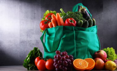 Taze sebze ve meyve dolu alışveriş torbası..