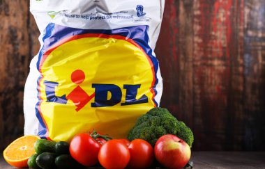 POZNAN, POL - 29 APR 2020: Almanya 'nın Neckarsulm kentindeki indirimli bir süpermarket zinciri olan Lidl' den alışveriş torbası, Avrupa genelinde 10 binden fazla mağaza işletiyor. Schwarz Gruppe