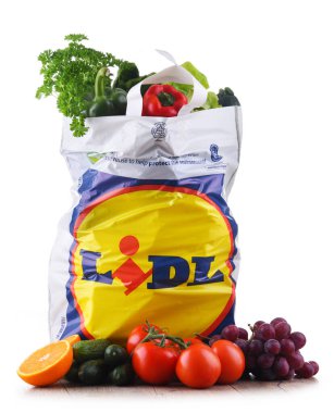 POZNAN, POL - 29 APR 2020: Almanya 'nın Neckarsulm kentindeki indirimli bir süpermarket zinciri olan Lidl' den alışveriş torbası, Avrupa genelinde 10 binden fazla mağaza işletiyor. Schwarz Gruppe