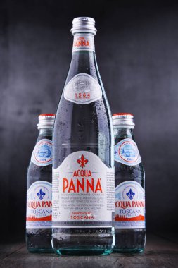 POZNAN, POL - 30 APR 2020: Acqua Panna şişeleri, İtalyan şişelenmiş su markası ve dünyanın en büyük şişe su markalarından biri.